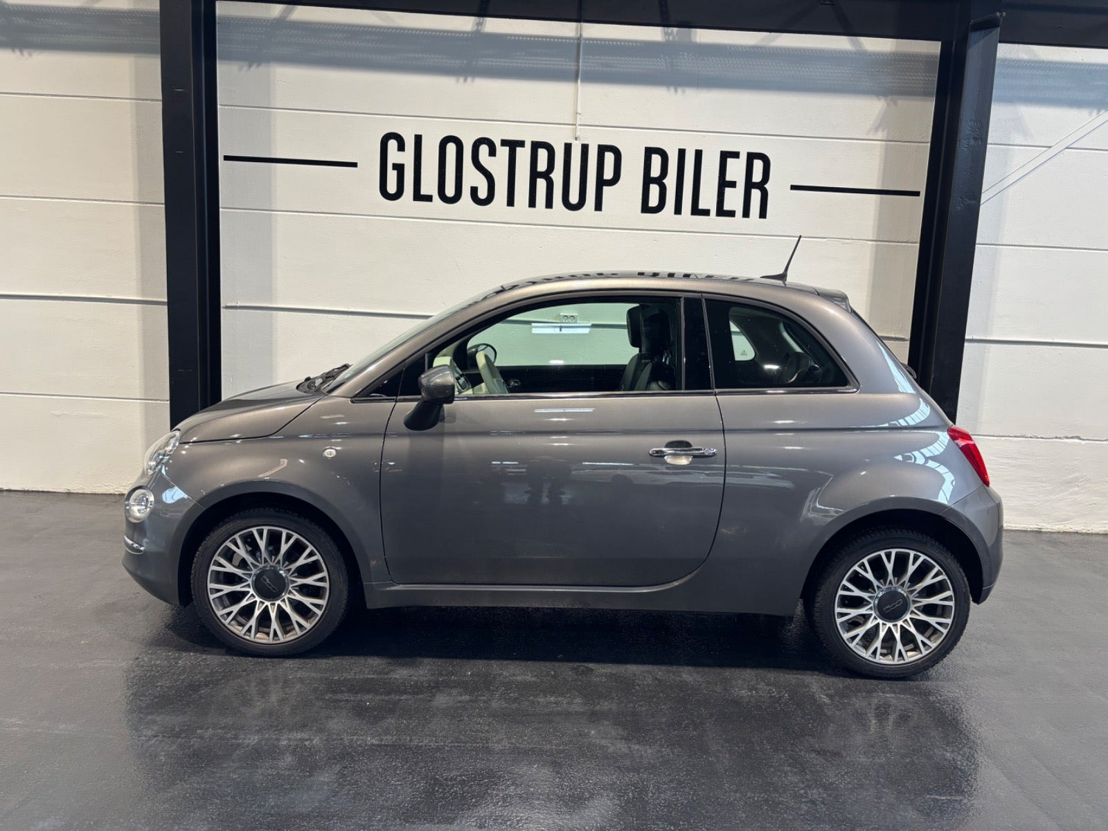 Grå Fiat 500 fra 2020