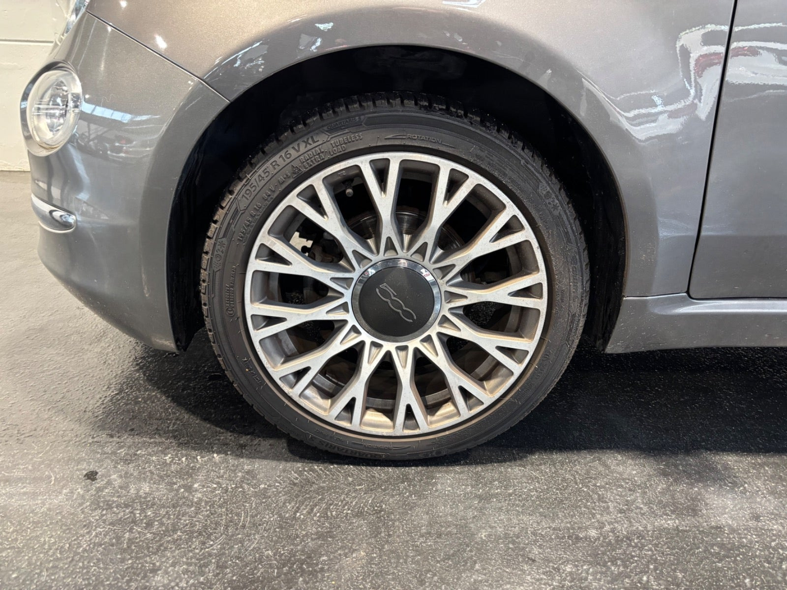 Grå Fiat 500 fra 2020
