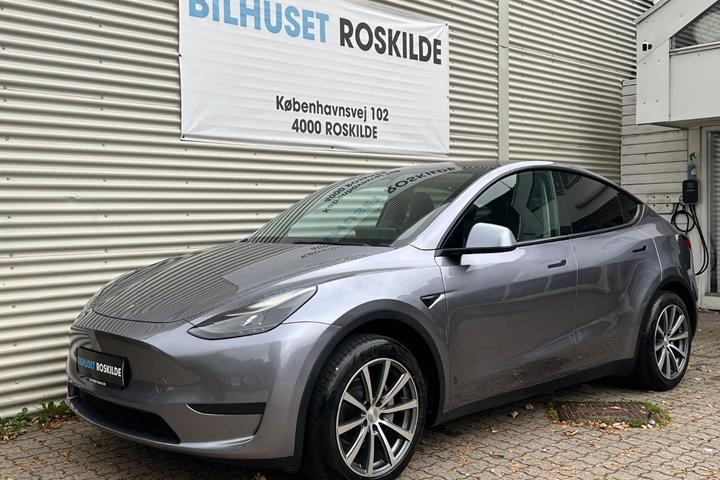 Sølv Tesla Model Y fra 2023