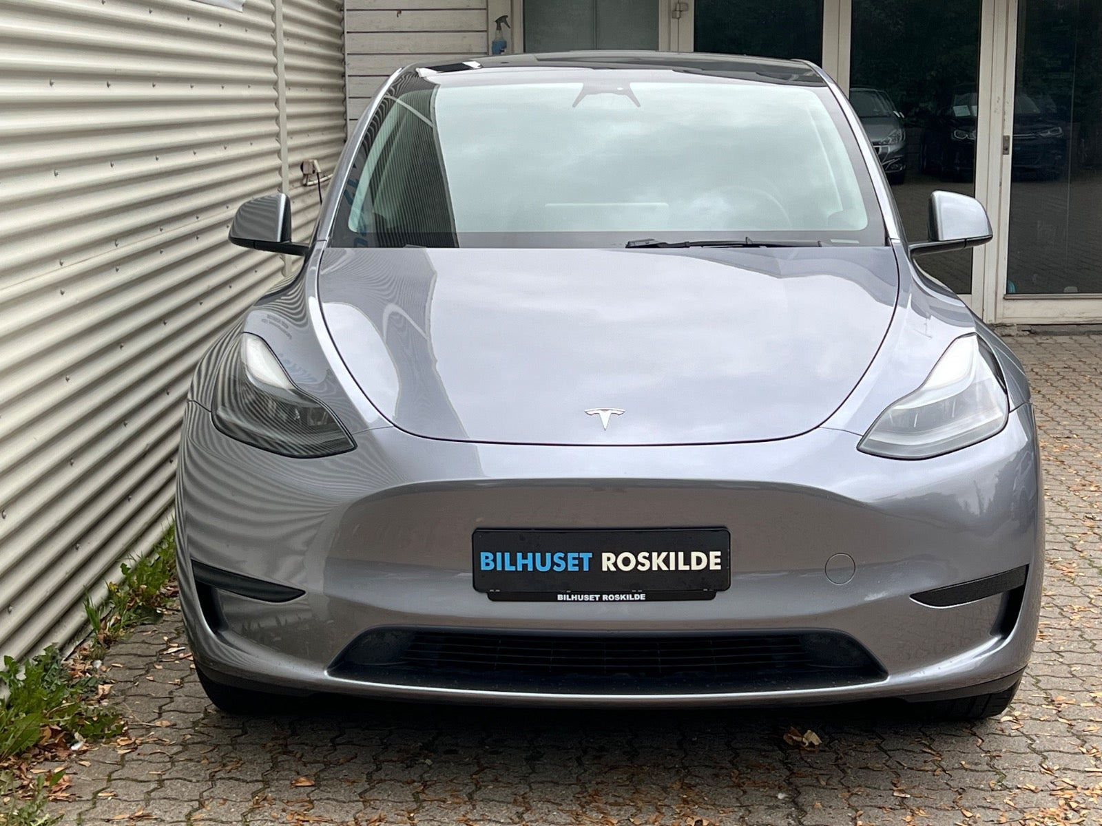 Sølv Tesla Model Y fra 2023
