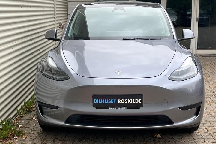 Sølv Tesla Model Y fra 2023