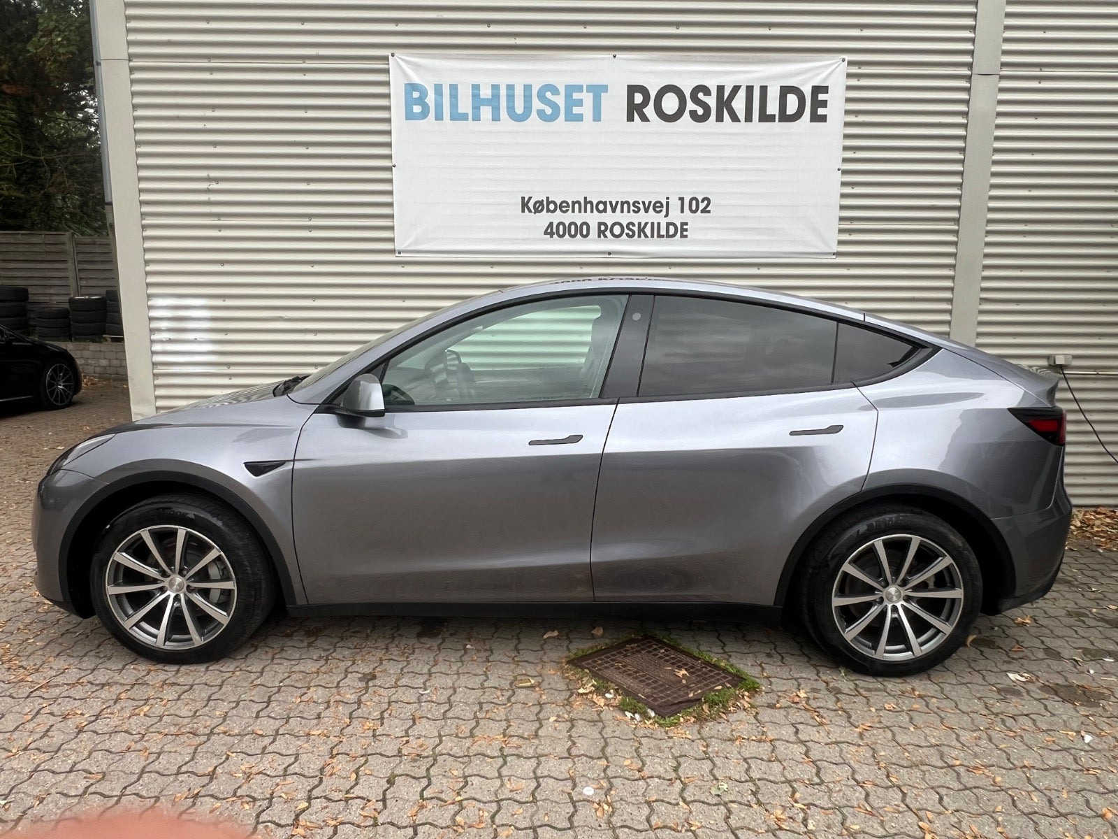 Sølv Tesla Model Y fra 2023