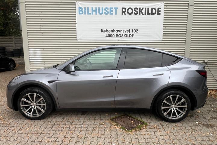 Sølv Tesla Model Y fra 2023