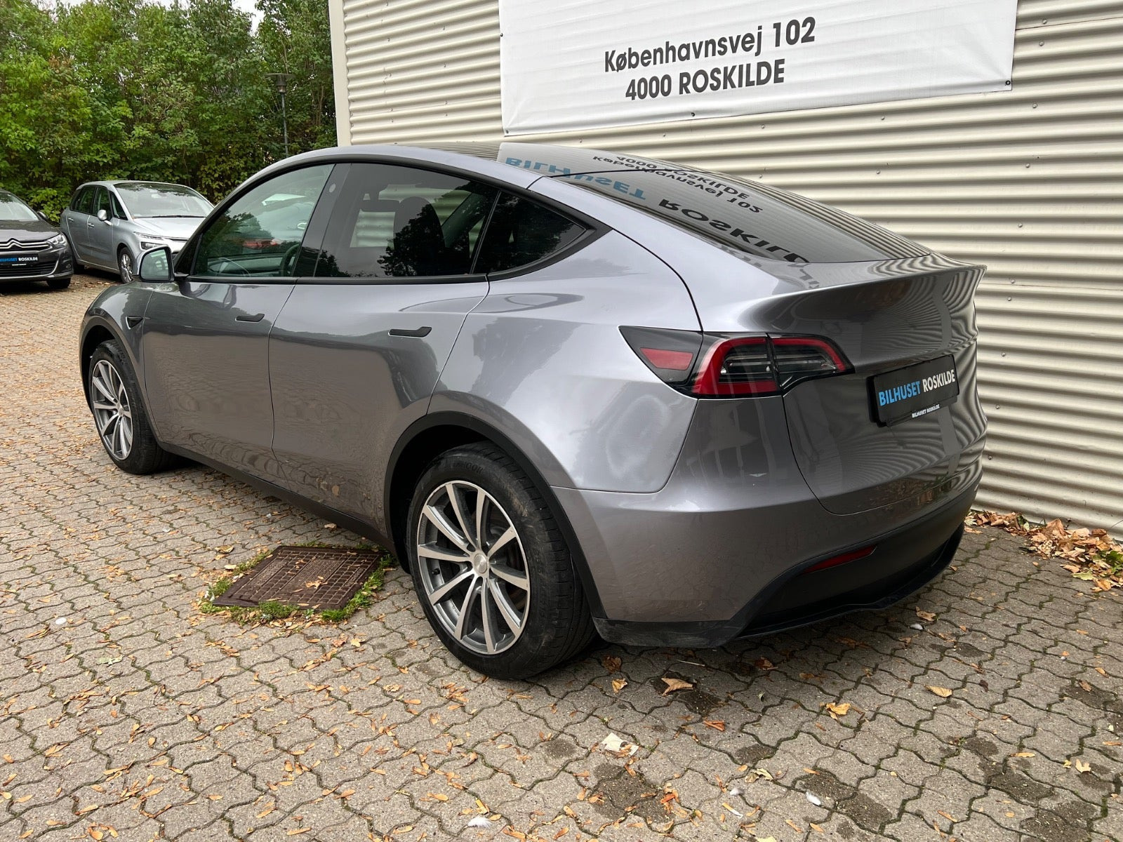 Sølv Tesla Model Y fra 2023