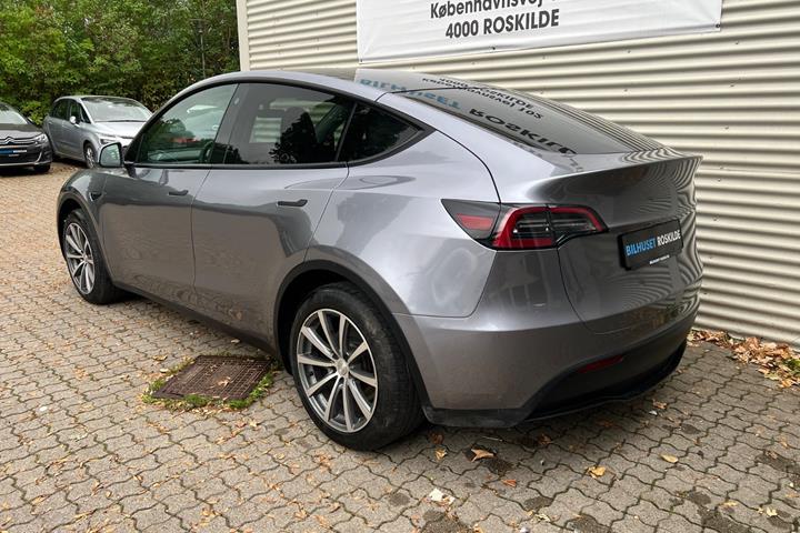 Sølv Tesla Model Y fra 2023