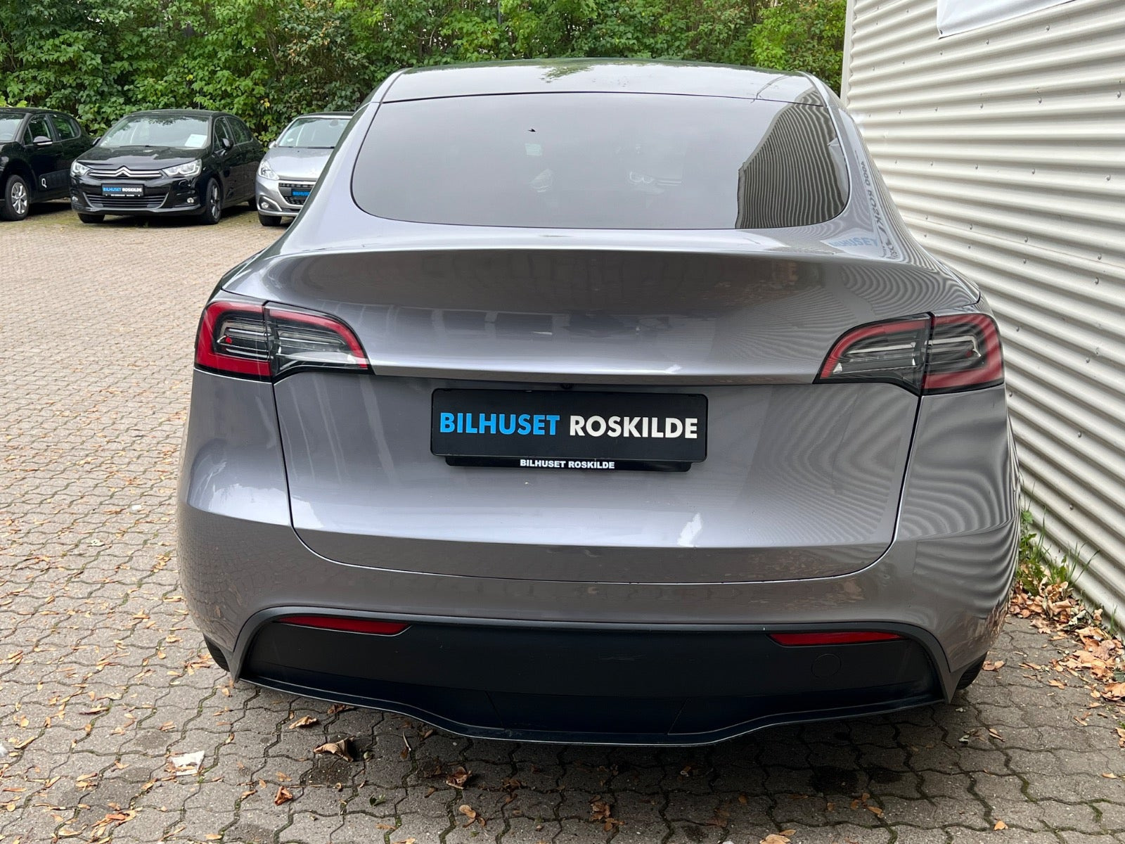 Sølv Tesla Model Y fra 2023