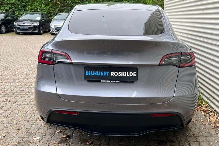 Sølv Tesla Model Y fra 2023