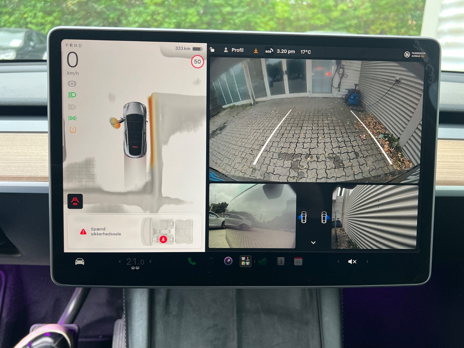 Sølv Tesla Model Y fra 2023