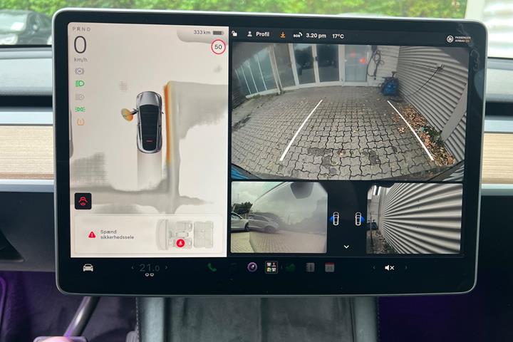 Sølv Tesla Model Y fra 2023