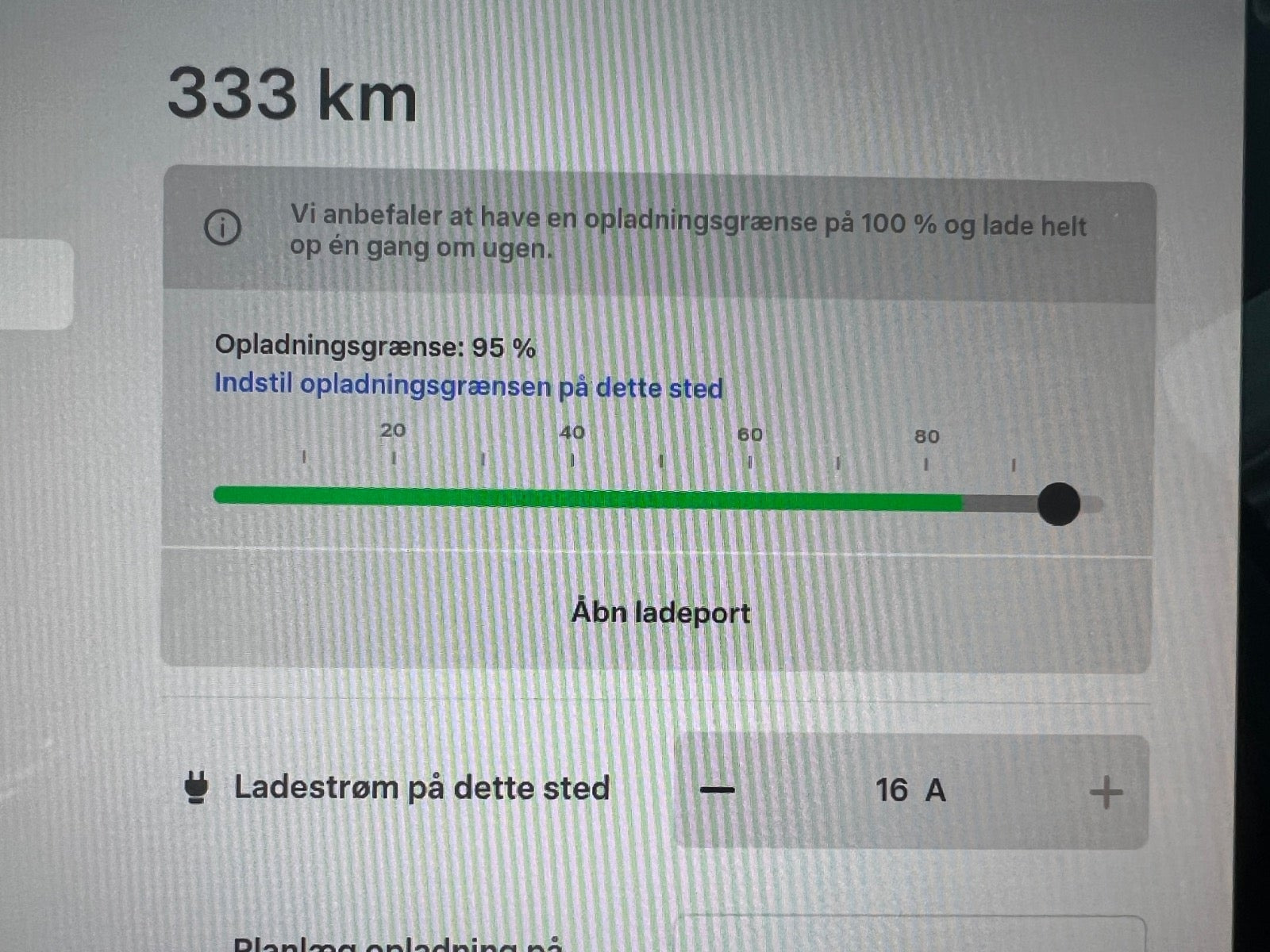 Sølv Tesla Model Y fra 2023