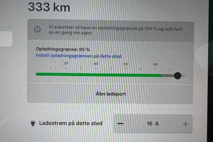 Sølv Tesla Model Y fra 2023