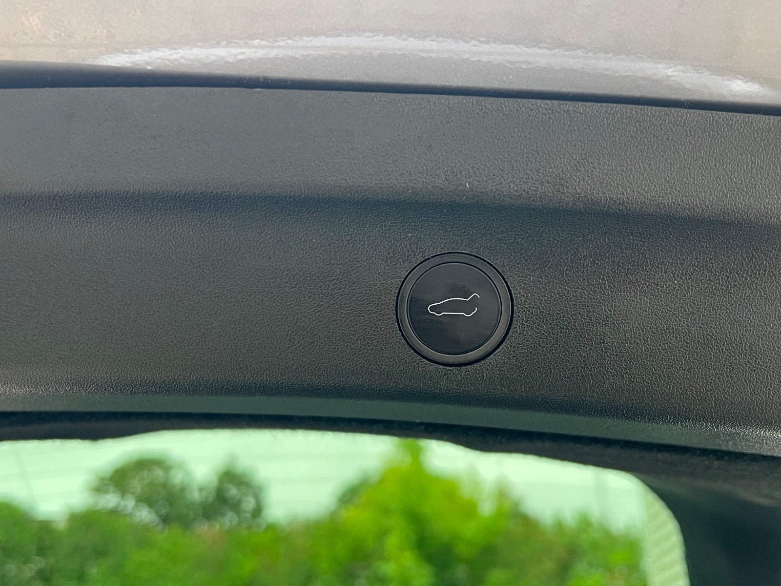 Sølv Tesla Model Y fra 2023