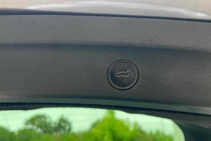Sølv Tesla Model Y fra 2023