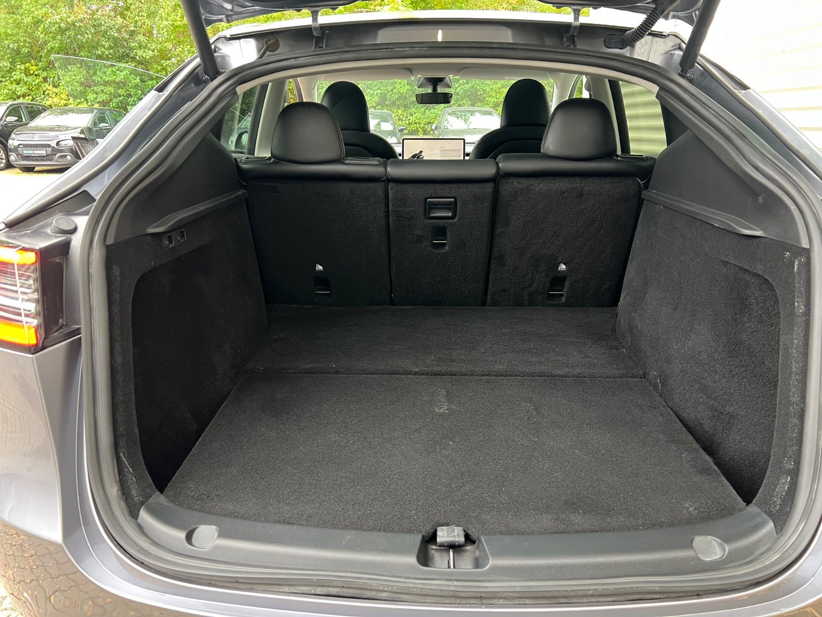Sølv Tesla Model Y fra 2023