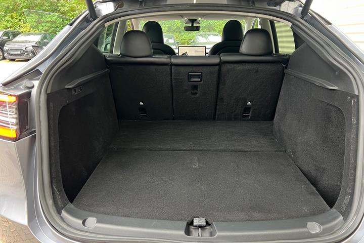 Sølv Tesla Model Y fra 2023