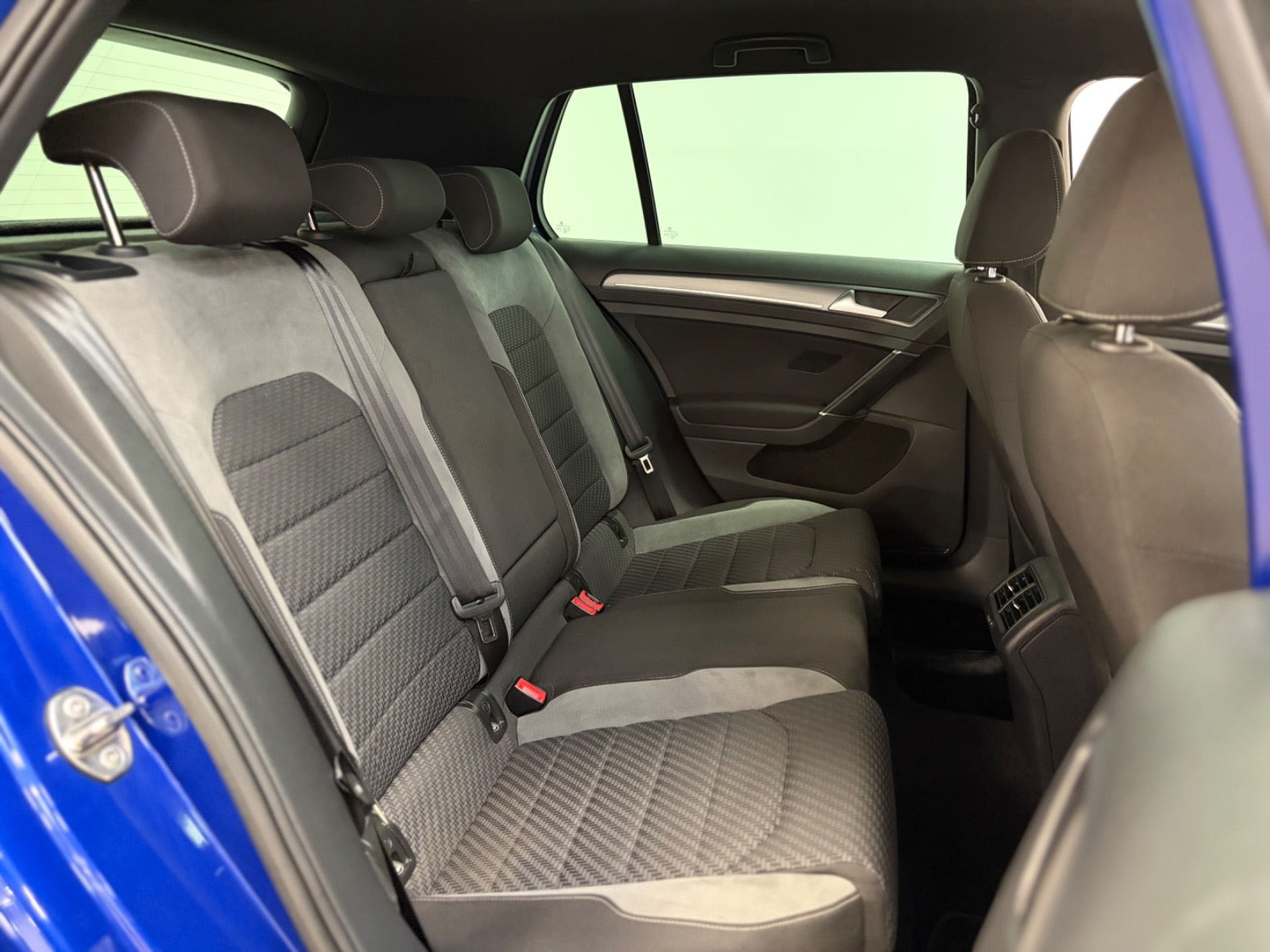 Blå VW Golf VII fra 2019