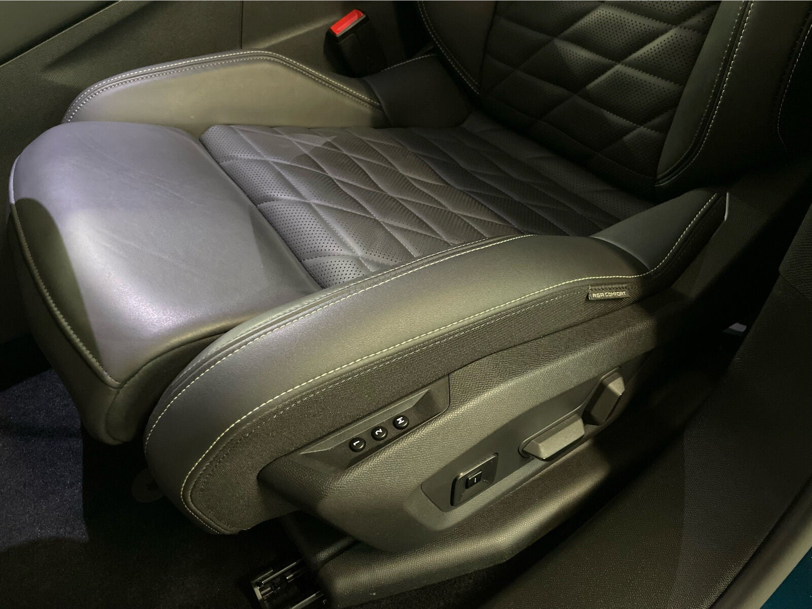 Grøn Peugeot e-3008 fra 2024