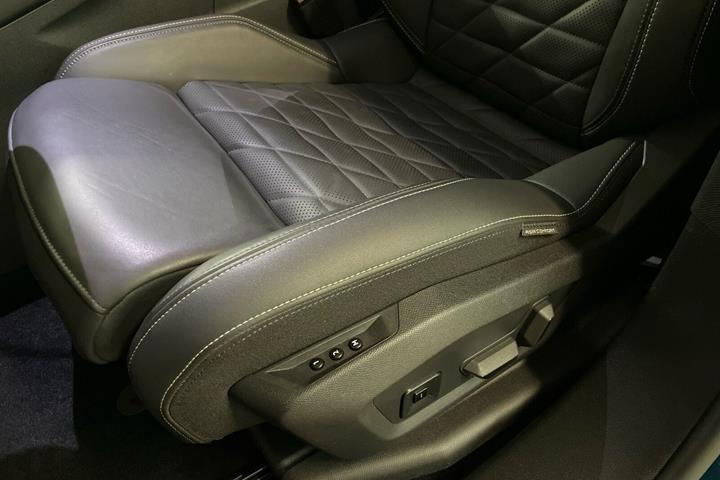 Grøn Peugeot e-3008 fra 2024