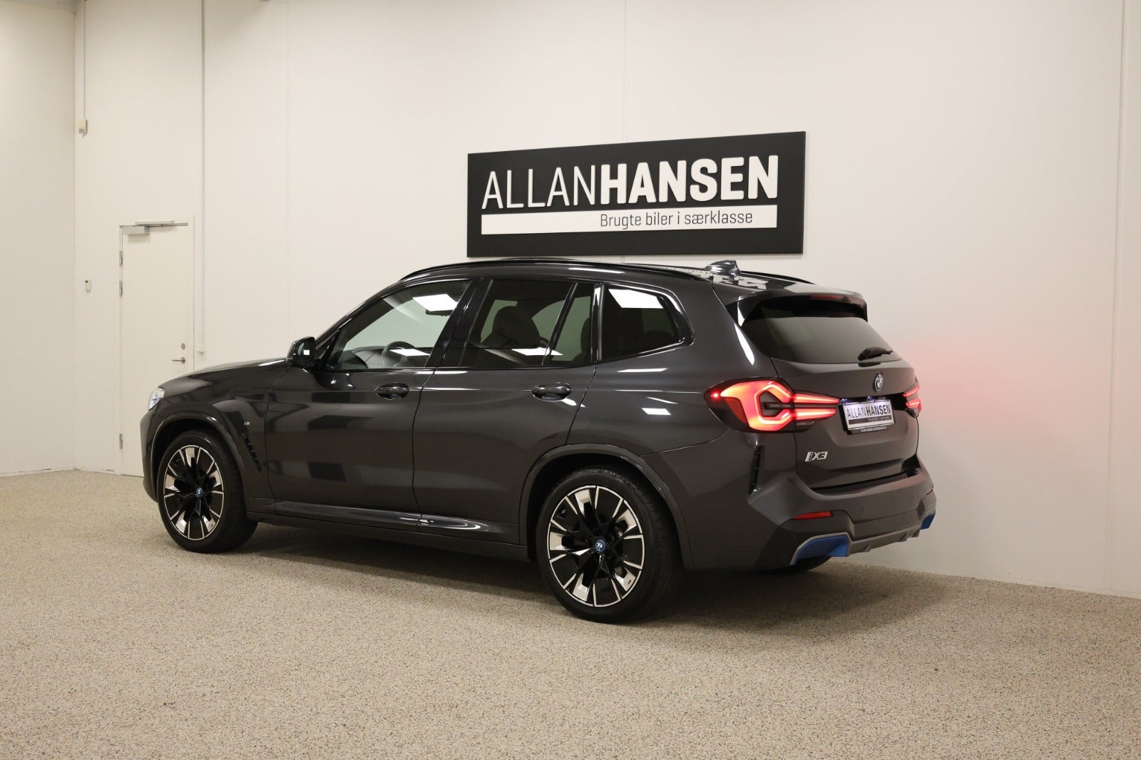Grå BMW iX3 fra 2023