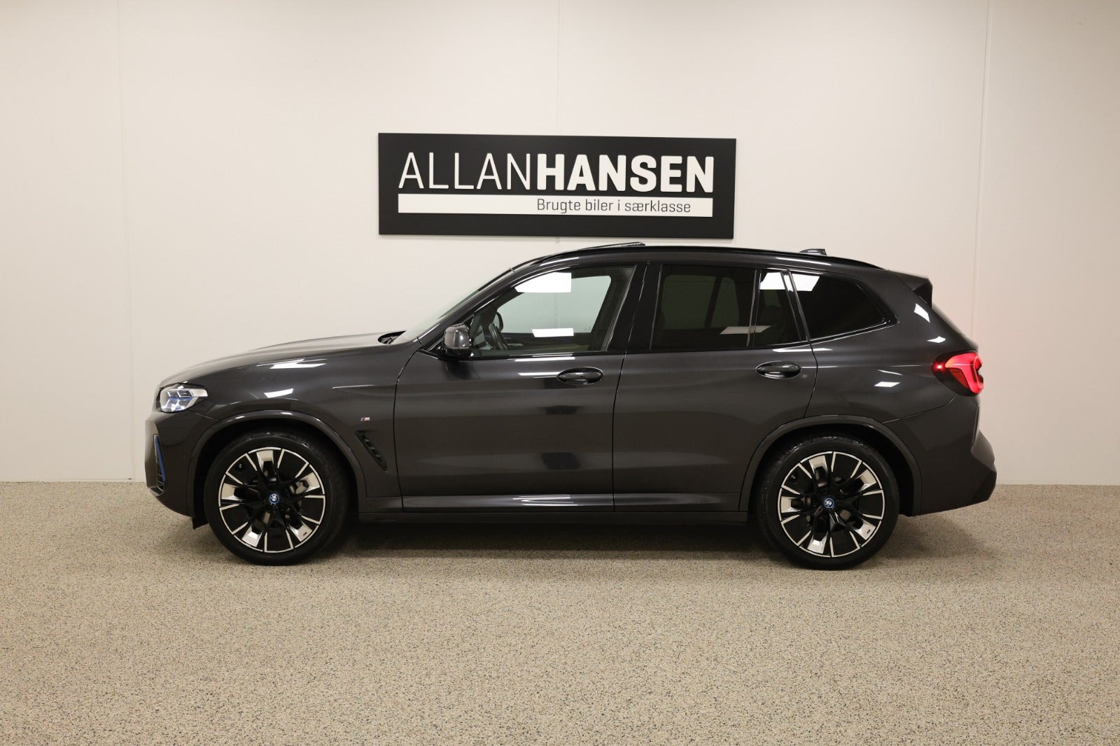 Grå BMW iX3 fra 2023