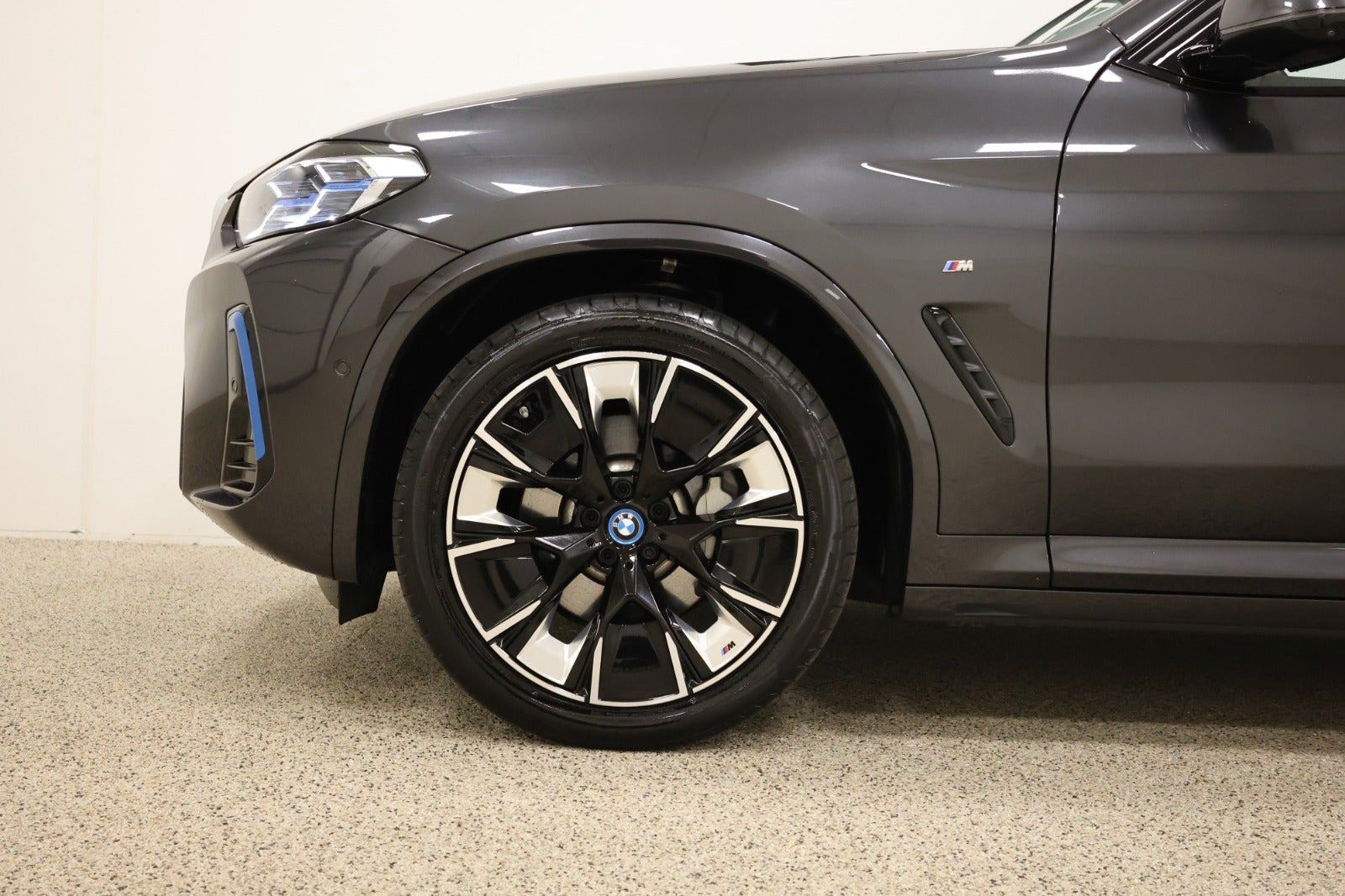 Grå BMW iX3 fra 2023