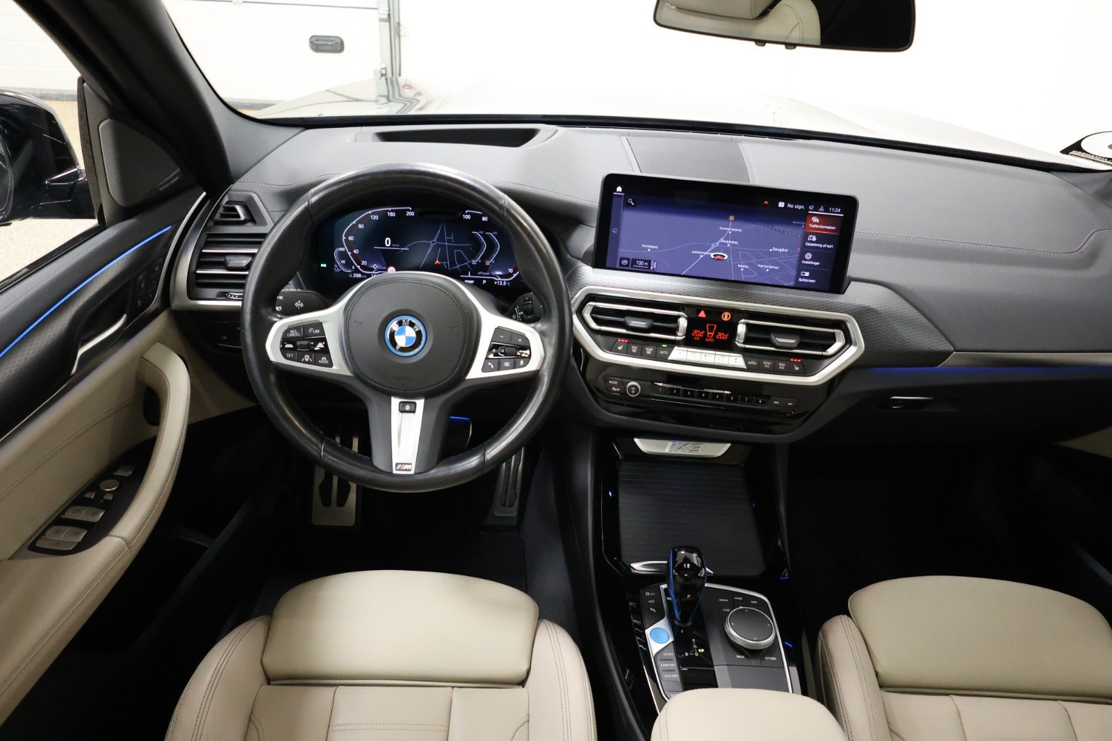 Grå BMW iX3 fra 2023
