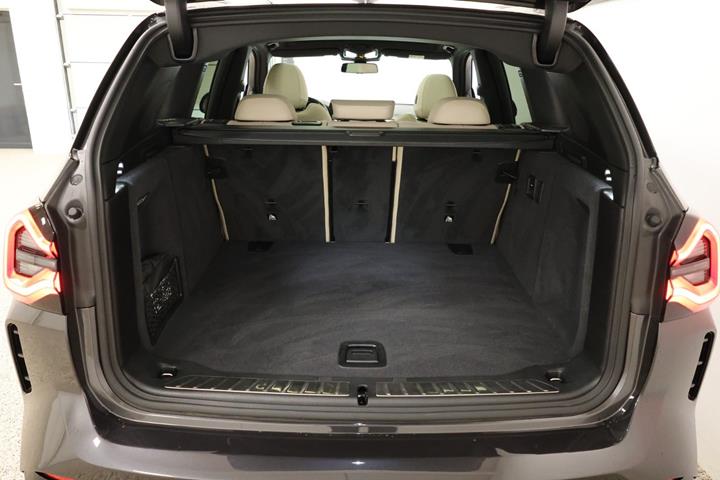 Grå BMW iX3 fra 2023