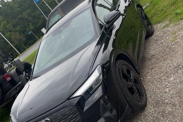 Grå Audi Q4 e-tron fra 2023