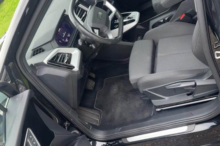 Grå Audi Q4 e-tron fra 2023