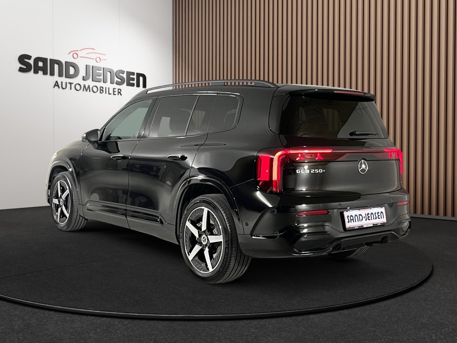 Sort Mercedes GLB250+ fra 2026