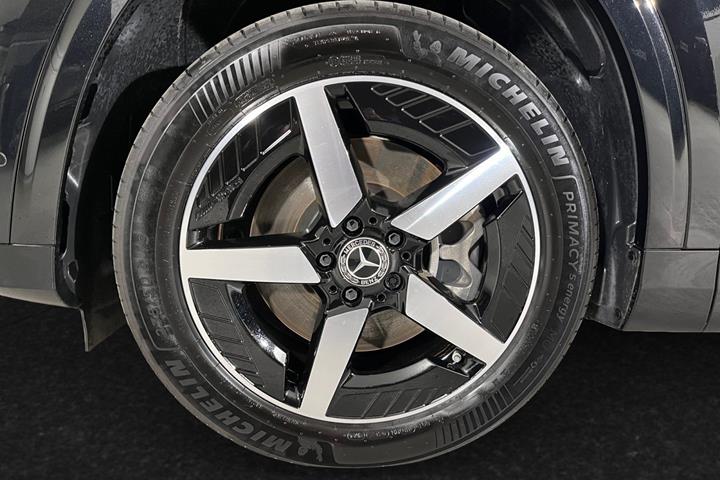 Sort Mercedes GLB250+ fra 2026