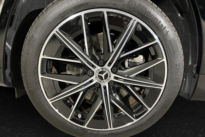 Sort Mercedes GLB250+ fra 2026