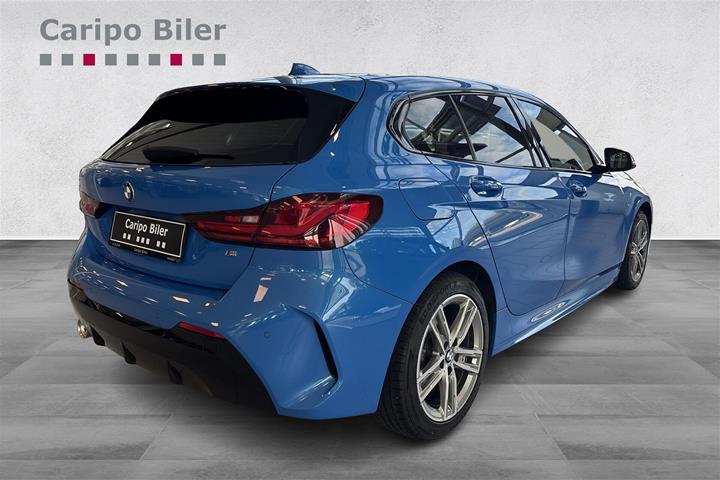 Blå BMW 118i fra 2020