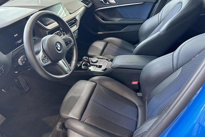 Blå BMW 118i fra 2020