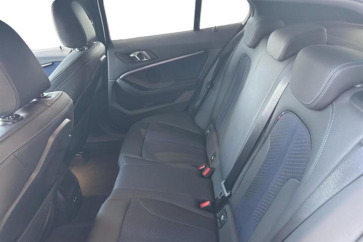 Blå BMW 118i fra 2020