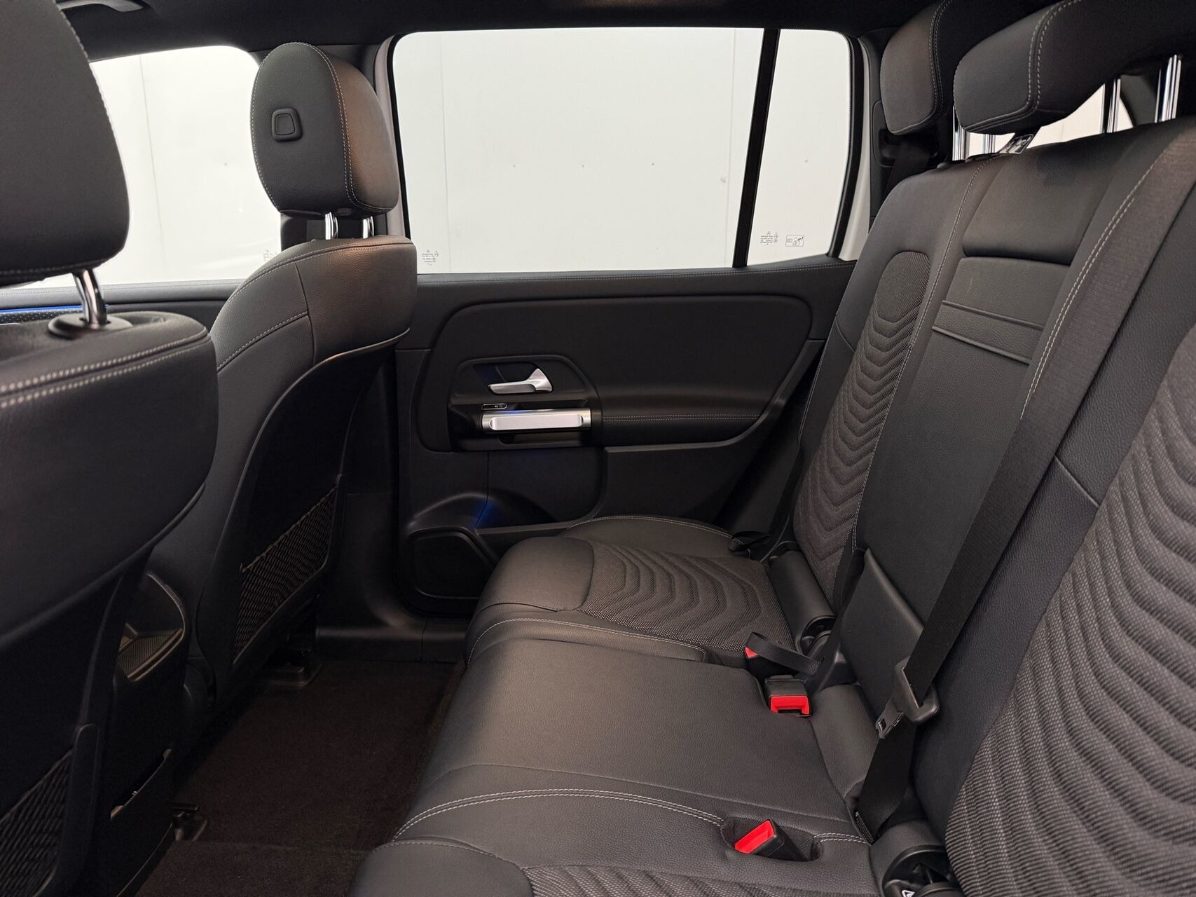 Hvid Mercedes EQB250+ fra 2024