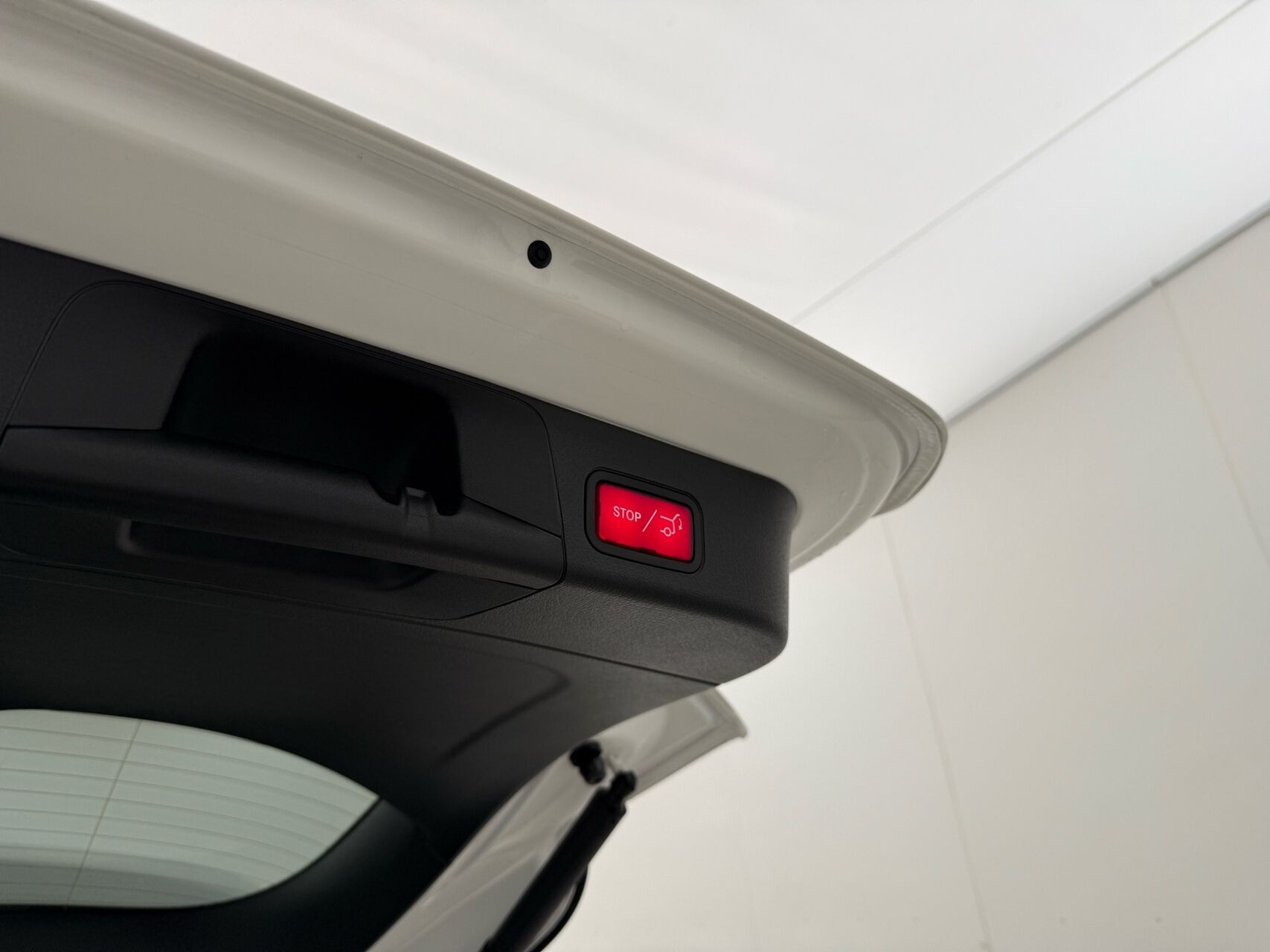 Hvid Mercedes EQB250+ fra 2024