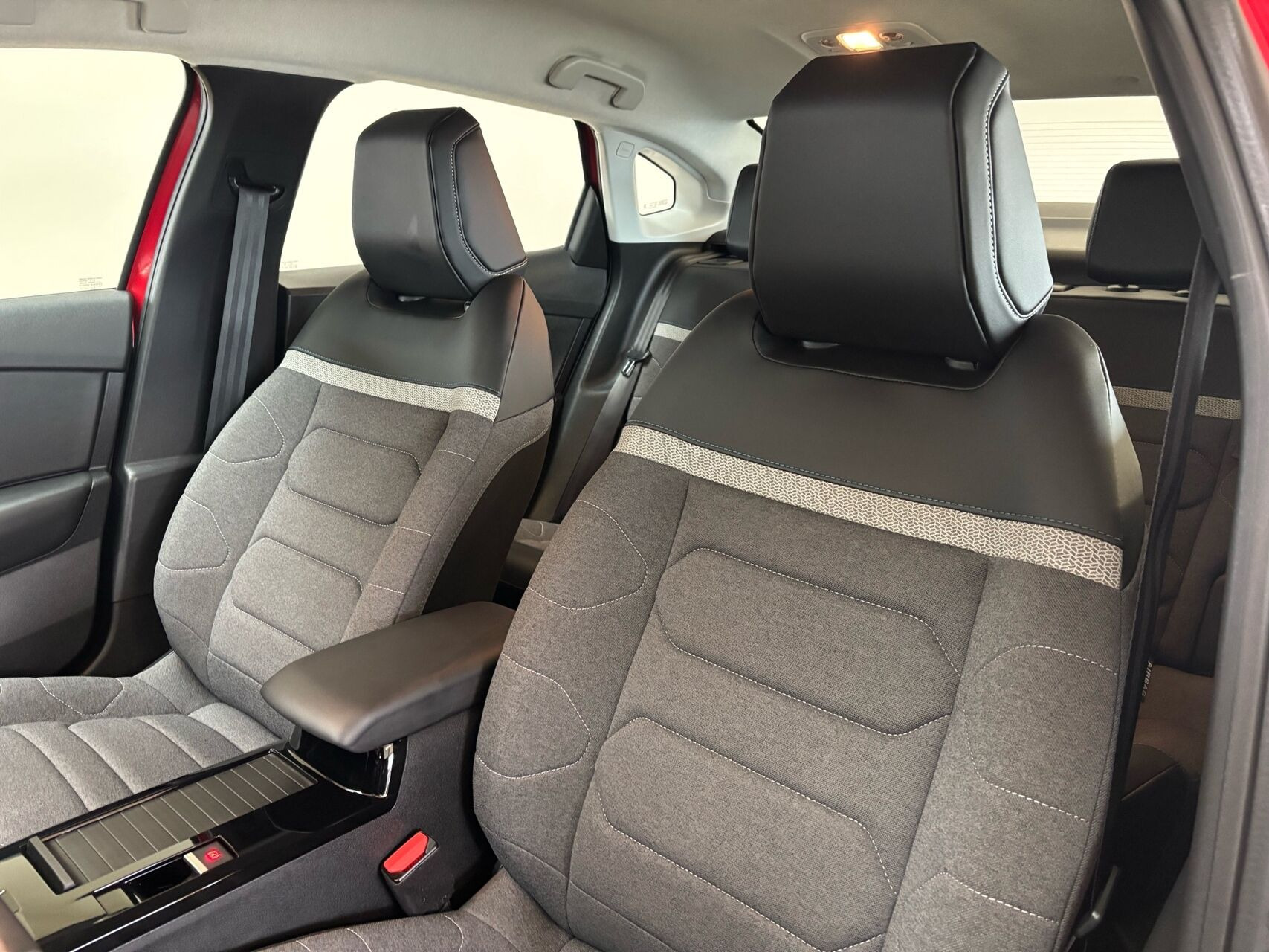 Rød Citroën C4 X fra 2024