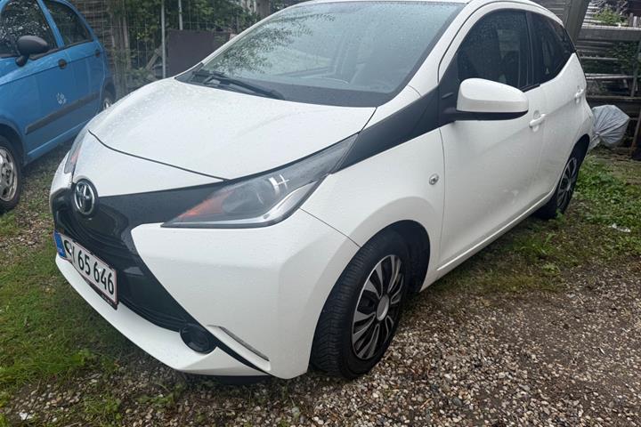 Hvid Toyota Aygo fra 2015