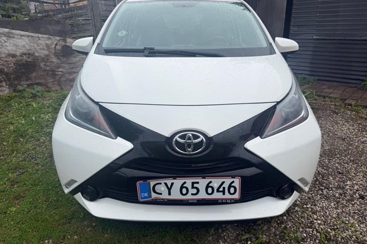 Hvid Toyota Aygo fra 2015