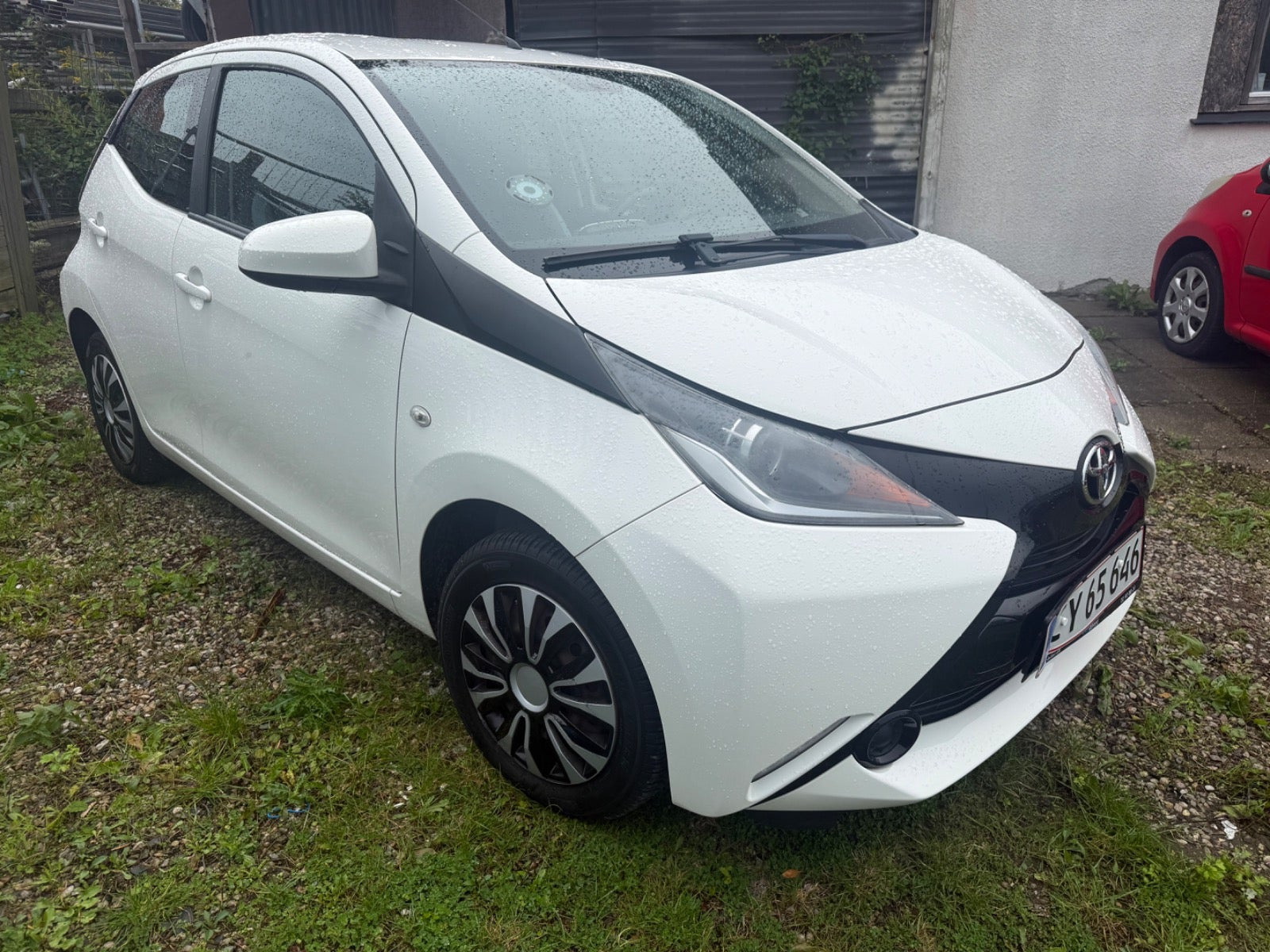 Hvid Toyota Aygo fra 2015