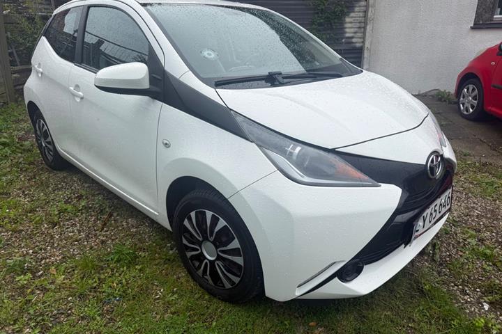 Hvid Toyota Aygo fra 2015
