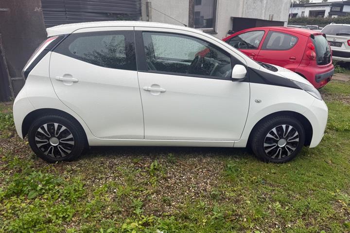 Hvid Toyota Aygo fra 2015