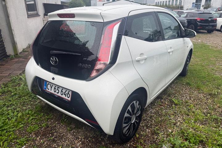 Hvid Toyota Aygo fra 2015