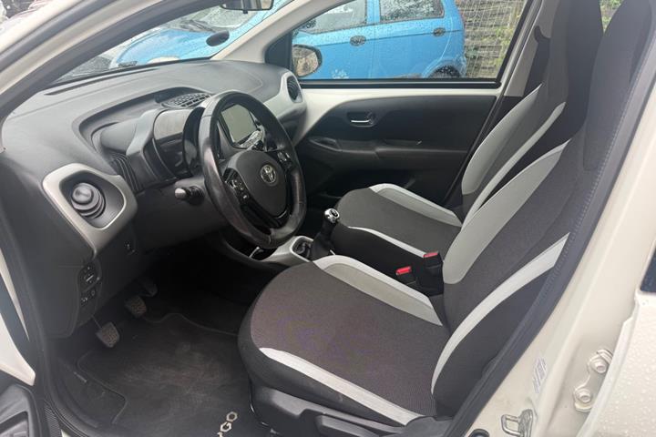 Hvid Toyota Aygo fra 2015
