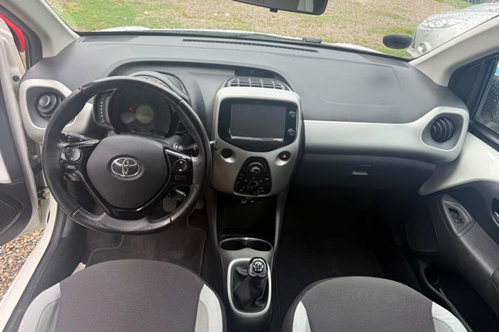 Hvid Toyota Aygo fra 2015