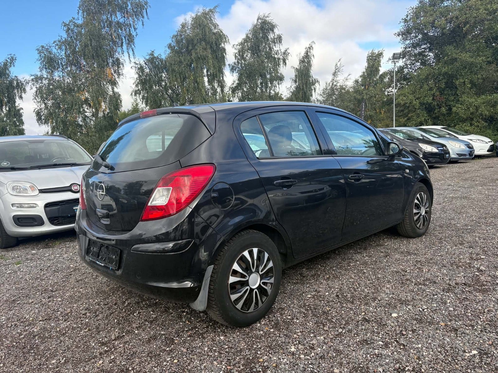 Sort Opel Corsa fra 2010