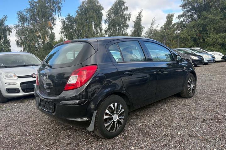 Sort Opel Corsa fra 2010