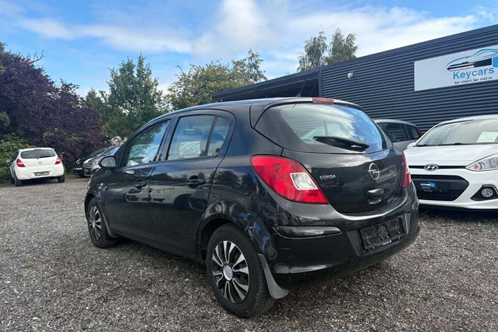 Sort Opel Corsa fra 2010