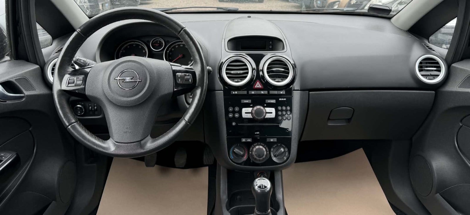Sort Opel Corsa fra 2010